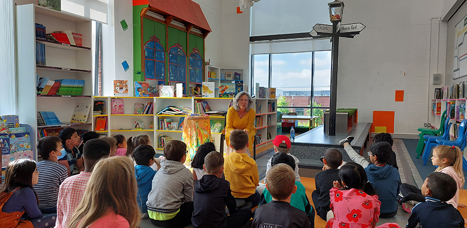storyteller Nuala Hayes meeting children from Hansfield Educate Together NS, Dublin 15
