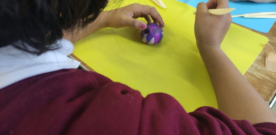 Student creating art for Branar sa Scoil