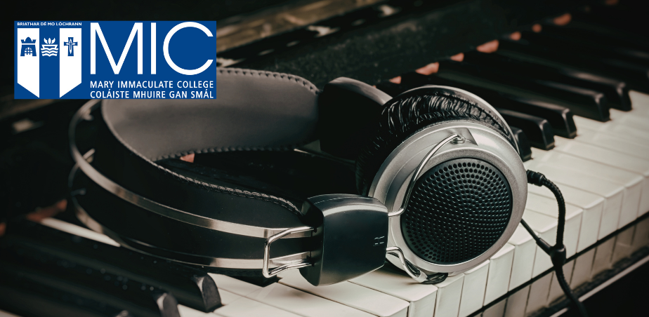 Headphones on a piano keyboard - MIC summer course