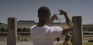 Bench 5 y Mufutau Yusuf - film still by Luca Truffarelli